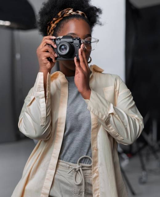 front-view-woman-holding-photo-camera_23-2150438979 front-view-woman-holding-photo-camera_23-2150438979